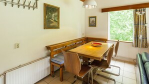 Dining - Attractive Holiday Home in Vrouwenpolder With Fenced Garden (Vrouwenpolder)