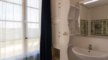 Cottage | Phòng tắm | Buồng tắm vòi sen, khăn tắm