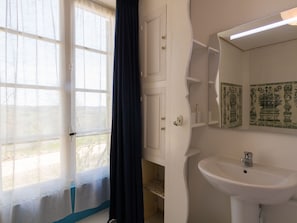 Cottage | Phòng tắm | Buồng tắm vòi sen, khăn tắm 