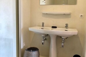 Bathtub dan handuk