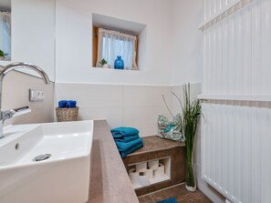 Shower, hair dryer, towels - Comfortable Apartment in Gmunden Near Schloss Ort (Gmunden)
