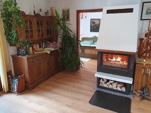 Una sala de estar acogedora con chimenea, armarios de madera y un comedor.