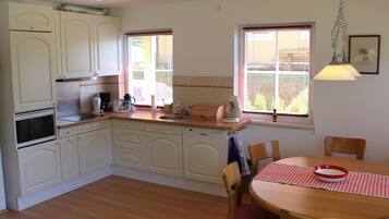 Apartemen | Dapur pribadi | Kursi makan untuk bayi