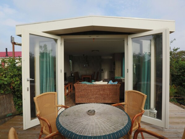 Exterior - Nice Chalet with Dishwasher near Wadden Sea (Hippolytushoef)