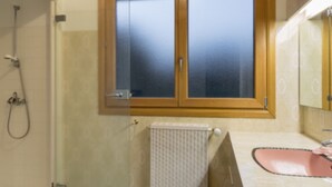Villa | Bathroom | Combined shower/tub, towels - Beautiful Villa With Swimming Pool, a Large Garden Located in a Beautiful Green Area (Concarneau)