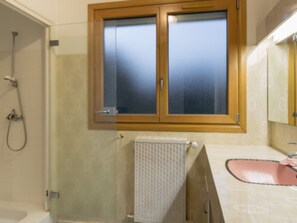 Villa | Bathroom | Combined shower/bathtub, towels - Beautiful Villa With Swimming Pool, a Large Garden Located in a Beautiful Green Area (Concarneau)