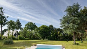 Outdoor pool - Beautiful Villa With Swimming Pool, a Large Garden Located in a Beautiful Green Area (Concarneau)