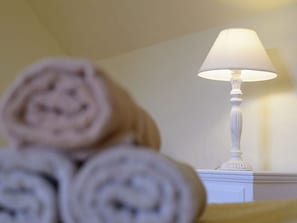 5 bedrooms, individually furnished, bed sheets - Beautiful Villa With Swimming Pool, a Large Garden Located in a Beautiful Green Area (Concarneau)