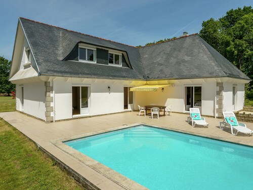 Beautiful Villa With Swimming Pool, a Large Garden Located in a Beautiful Green Area