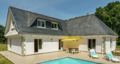 Beautiful Villa With Swimming Pool, a Large Garden Located in a Beautiful Green Area