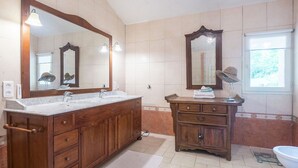 Villa | Badezimmer | Dusche, Handtücher