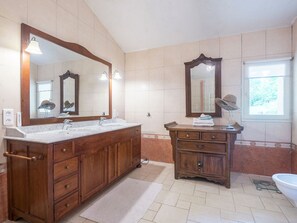 Villa | Salle de bain | Douche, serviettes fournies