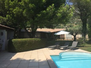 Outdoor pool - Nice House With Garden, Private Pool, Summer Kitchen and View of Mont Ventoux (Beaumes-de-Venise)