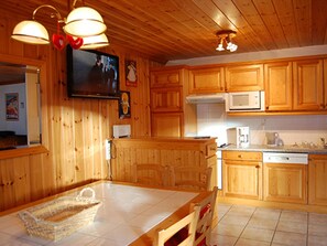 Private kitchen - Cosy Home in Champagny-en-vanoise Near Paradiski (Champagny-en-Vanoise)