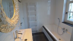 Rumah | Kamar mandi | Bathtub