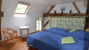 House | 4 bedrooms, individually furnished, iron/ironing board, bed sheets