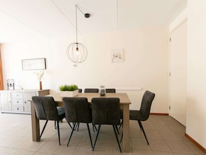Dining - Relaxing Woodland Retreat (Rheezerveen)