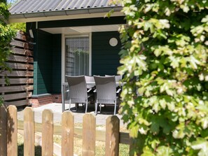 Dining - Relaxing Woodland Retreat (Rheezerveen)