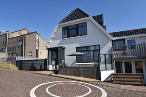 Exterior - Cozy Apartment in Bergen aan Zee near Beach (Bergen aan Zee)