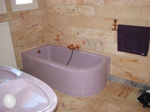 House | Bathroom | Bathtub, towels - Spacious Holiday Home in Tours-en-vimeu With Garden (Tours-en-Vimeu)