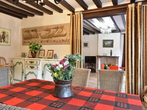 Dining - Hilltop Cottage in Englancourt With Garden (Englancourt)