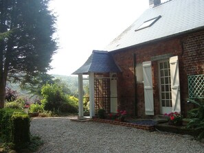 Reception - Hilltop Cottage in Englancourt With Garden (Englancourt)