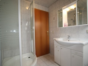 Apartment | Bathroom | Shower, towels