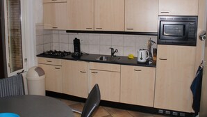 Tủ lạnh, lò vi sóng, máy rửa bát 