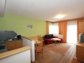 Apartment | Dining - Luxurious Apartment in Langenfeld With Sauna (Laengenfeld)