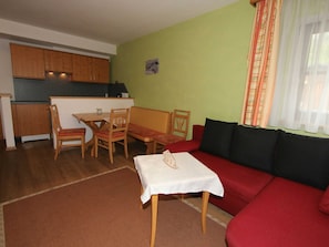 Apartment | Dining - Luxurious Apartment in Langenfeld With Sauna (Laengenfeld)