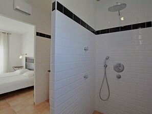 Villa | Badezimmer | Duschwanne, Handtücher