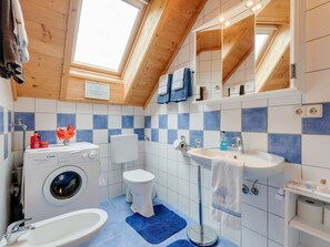 Shower, towels - Whole Floor Appartment in a Stunningly Located 300 Year old Farmhouse (Krems in Kaernten)
