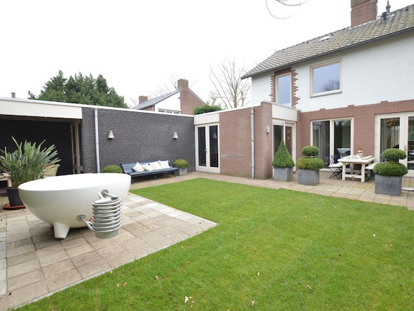 Exterior - Holiday Home in Heythuysen With Garden, Barbecue, Fireplace (Heythuysen)