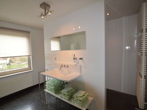 Bathtub, towels - Holiday Home in Heythuysen With Garden, Barbecue, Fireplace (Heythuysen)