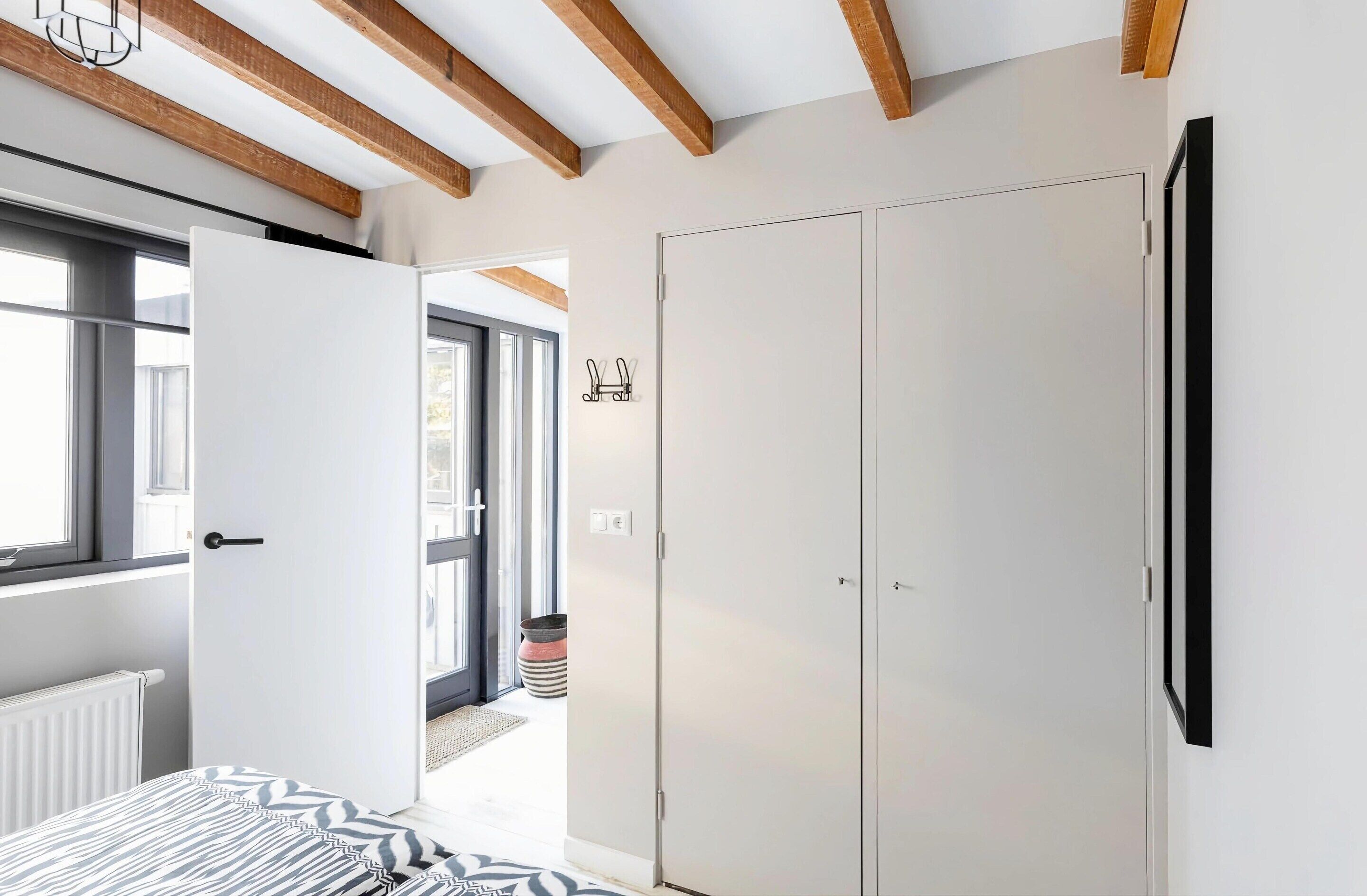 3 عدّة غرف نوم وطراز فريد لكل وحدة ومكواة/لوح كي وملاءات أسرّة