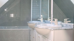 Unclassified image, 5 of 32, button - Cosy Villa in Moëlan-sur-mer With Swimming Pool (Moelan-sur-Mer)