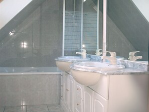 Villa | Bathroom | Bathtub, towels - Cosy Villa in Moëlan-sur-mer With Swimming Pool (Moelan-sur-Mer)