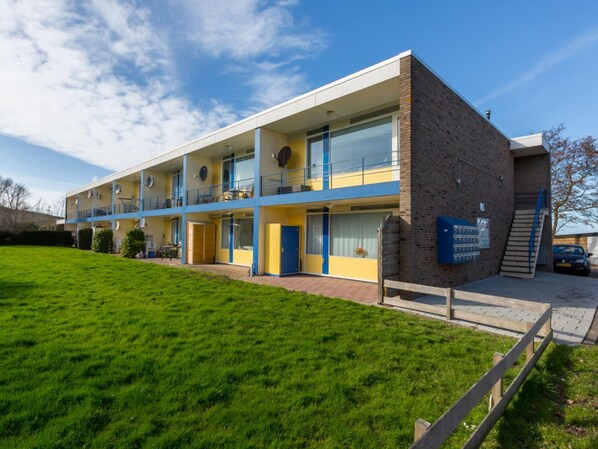 A two-story building with a flat roof and a brick facade. - Apartment in Flushing Near Vlissing Beach (Vlissingen)