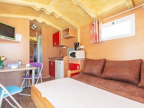 Fridge, microwave, coffee/tea maker - Cheery Holiday Home in Dommartin-varimont With Garden (Dommartin-Varimont)
