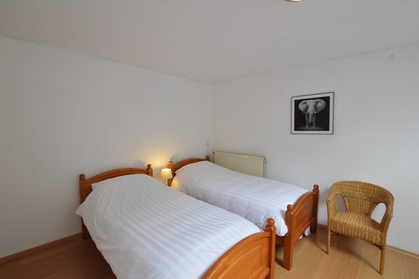 5 عدّة غرف نوم وطراز فريد لكل وحدة وملاءات أسرّة