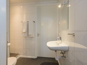 Bathroom - House in Vrouwenpolder near Beach (Vrouwenpolder)