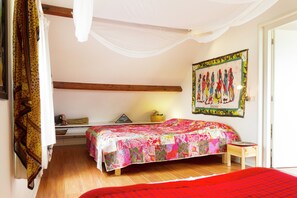 Casa | 3 habitaciones, muebles diferentes y tabla de planchar con plancha