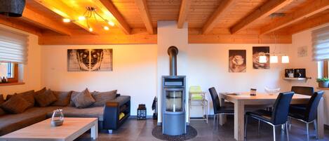 Een televisie en een open haard