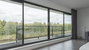 Room - Luxurious, Waterfront Design Villa, Located Near Harderbos (Zeewolde)