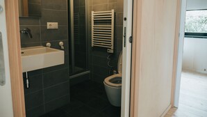 Cottage | Badkamer | Een douche, handdoeken
