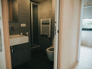 Cottage | Bathroom | Shower, towels