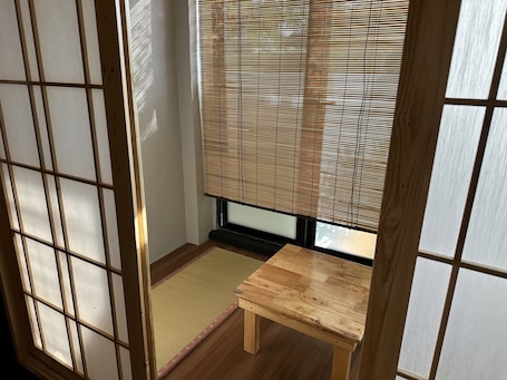 4 bedrooms, iron/ironing board, bed sheets