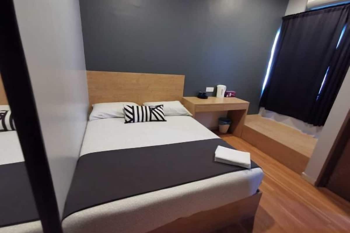 4 bedrooms, iron/ironing board, bed sheets