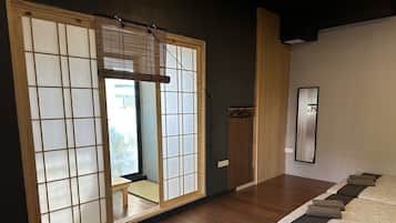 4 bedrooms, iron/ironing board, bed sheets