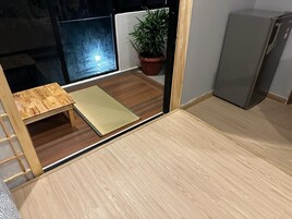 Tabla de planchar con plancha y ropa de cama 